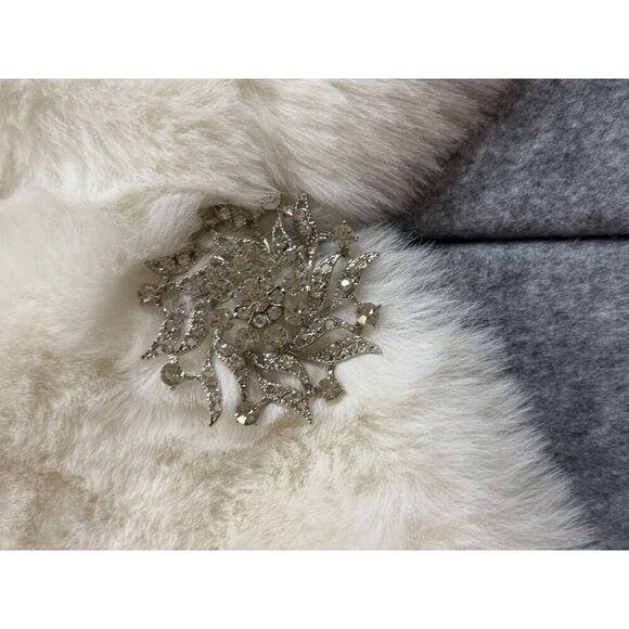 White Faux Fur Shawl Wrap Cape Women's Stole with Satin Lining & Brooch Clasp - Picture 2 of 5